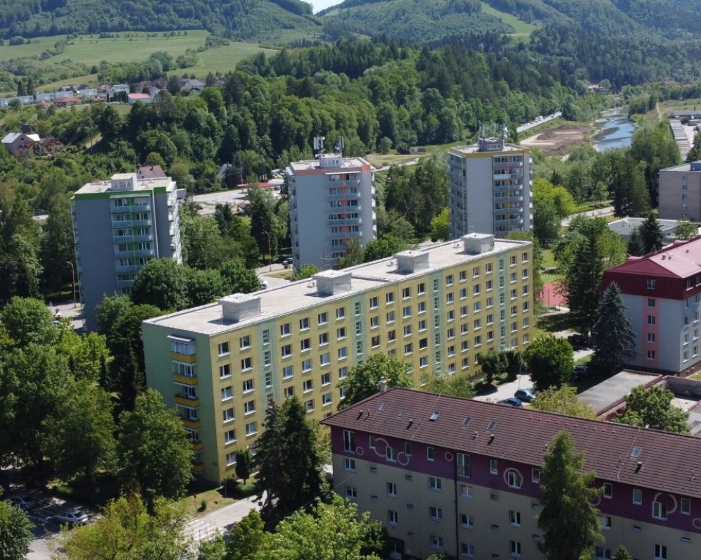 - Predané - Priestranný 4-izbový byt - Dlhomíra Poľského, Kysucké Nové Mesto